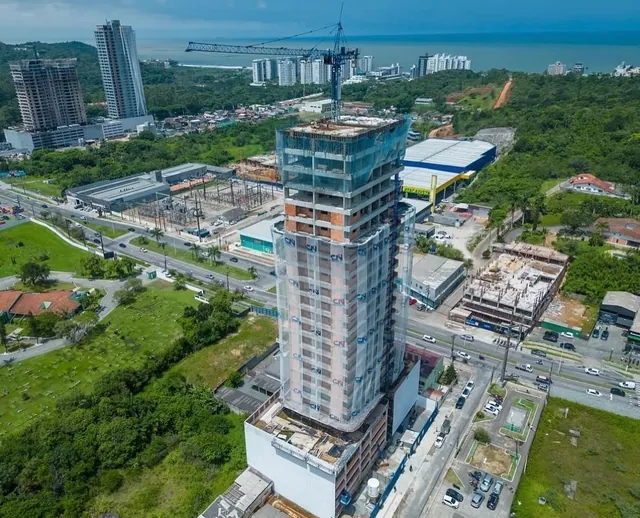 Vista aérea da torre Brava Breeze inteira, com a grua no topo