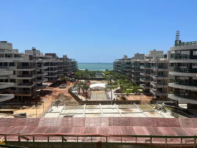 Prédios do condomínio Bravíssima, com o mar ao fundo