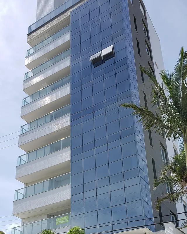 Fachada inteira do edifício Four Seasons pronto