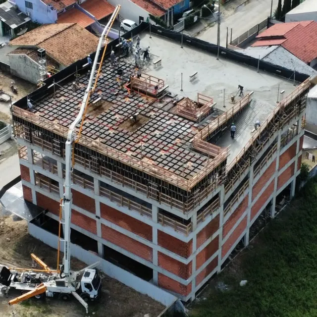 Vista aérea do edifício Garda em obra, com a bomba de concreto ao lado