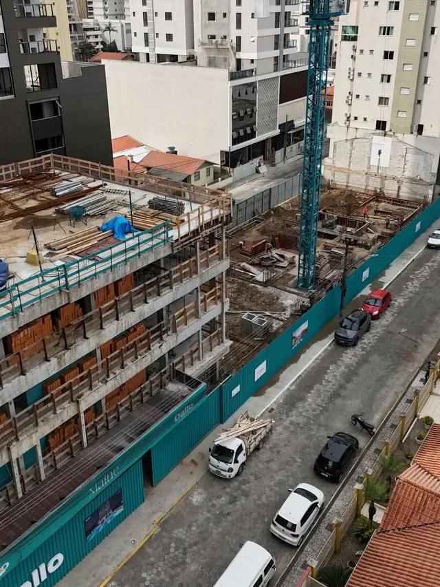Vista do alto do Maine em obra, com a grua e as lajes