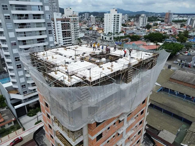 Vista aérea do topo do New Castle em obra, com a tela de proteção