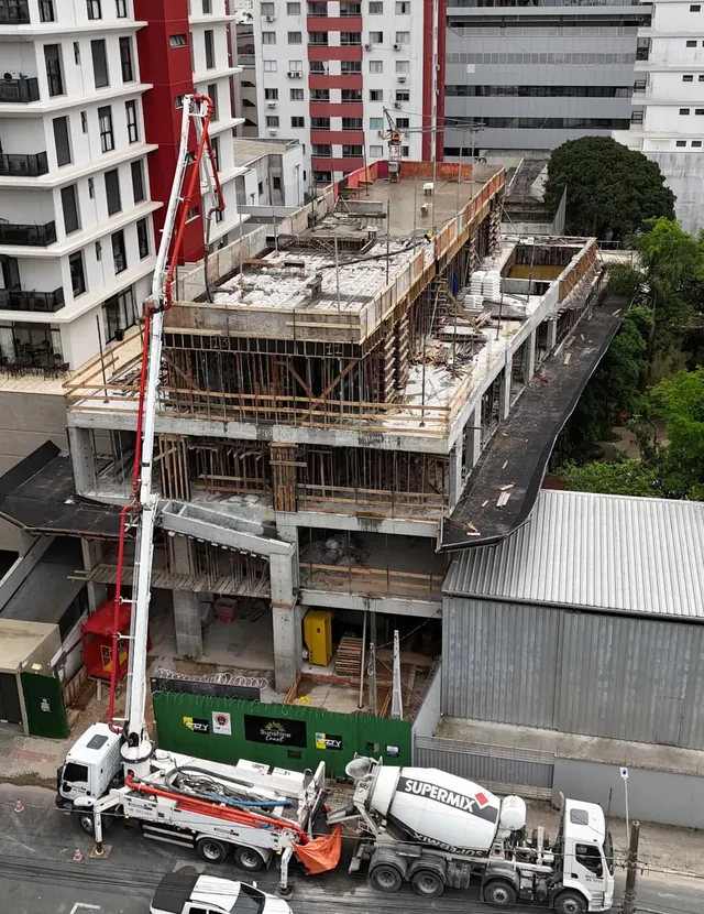 Vista do alto do Sunshine Coast em obra, com a bomba e o caminhão de concreto