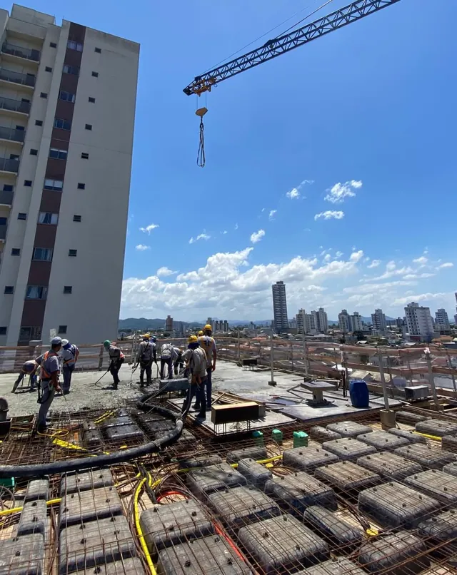 Equipe na concretagem do sétimo pavimento do Urbe Residence, com a grua