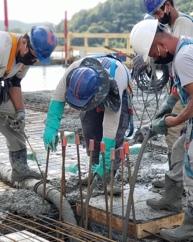 Equipe da FC lançando concreto na base dos pilares